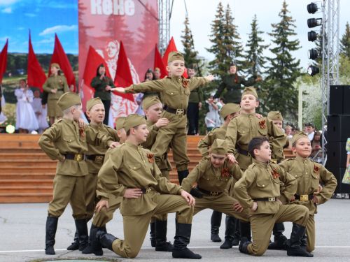 Җиңү килде җирне нурга күмеп, Шатлык белән күзне чылатып!