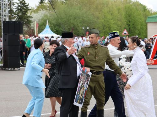 Җиңү килде җирне нурга күмеп, Шатлык белән күзне чылатып!
