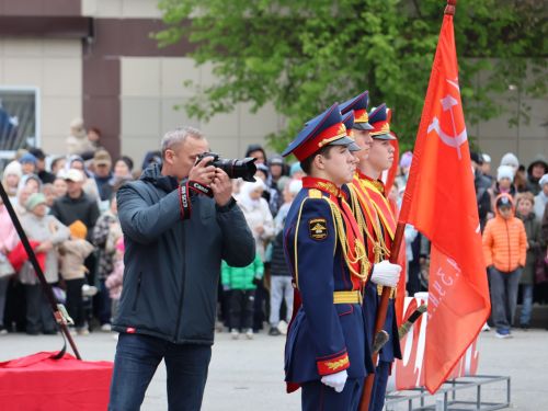 Җиңү килде җирне нурга күмеп, Шатлык белән күзне чылатып!