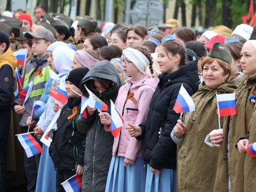 Җиңү килде җирне нурга күмеп, Шатлык белән күзне чылатып!