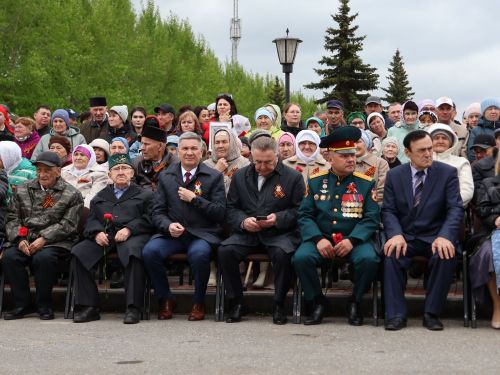 Җиңү килде җирне нурга күмеп, Шатлык белән күзне чылатып!