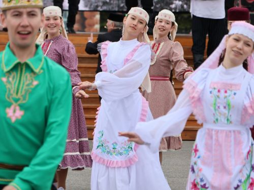 Җиңү килде җирне нурга күмеп, Шатлык белән күзне чылатып!