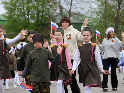 Җиңү килде җирне нурга күмеп, Шатлык белән күзне чылатып!
