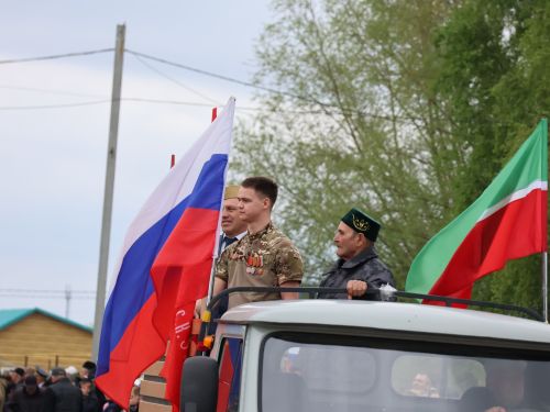 Җиңү килде җирне нурга күмеп, Шатлык белән күзне чылатып!