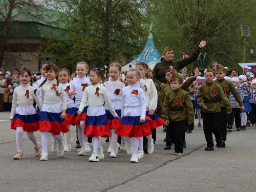 Җиңү килде җирне нурга күмеп, Шатлык белән күзне чылатып!