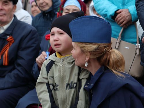 Җиңү килде җирне нурга күмеп, Шатлык белән күзне чылатып!