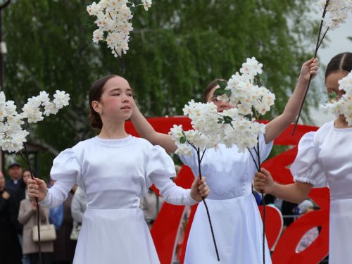 Җиңү килде җирне нурга күмеп, Шатлык белән күзне чылатып!