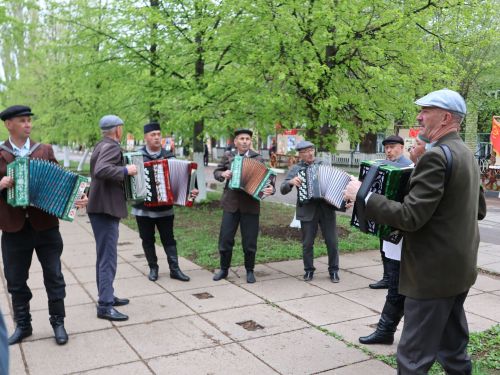 Җиңү килде җирне нурга күмеп, Шатлык белән күзне чылатып!