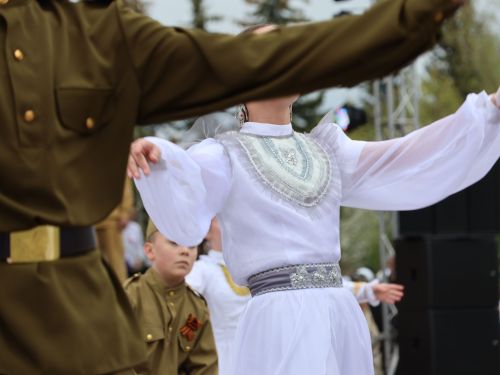 Җиңү килде җирне нурга күмеп, Шатлык белән күзне чылатып!