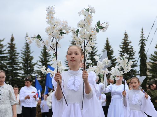 Җиңү килде җирне нурга күмеп, Шатлык белән күзне чылатып!