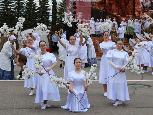 Җиңү килде җирне нурга күмеп, Шатлык белән күзне чылатып!