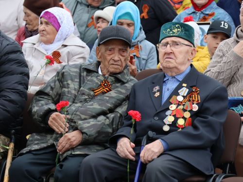 Җиңү килде җирне нурга күмеп, Шатлык белән күзне чылатып!
