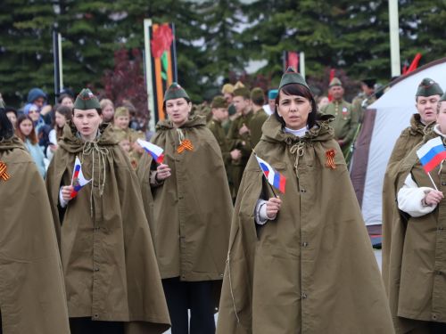 Җиңү килде җирне нурга күмеп, Шатлык белән күзне чылатып!