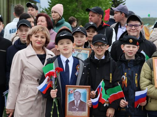 Җиңү килде җирне нурга күмеп, Шатлык белән күзне чылатып!
