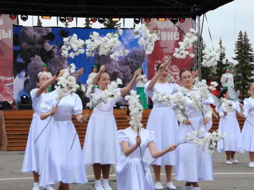 Җиңү килде җирне нурга күмеп, Шатлык белән күзне чылатып!