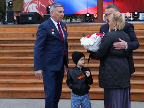 Җиңү килде җирне нурга күмеп, Шатлык белән күзне чылатып!