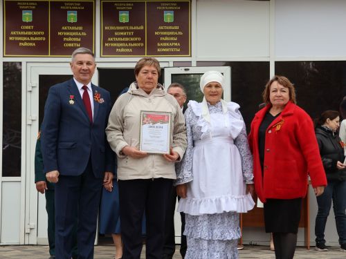 Җиңү килде җирне нурга күмеп, Шатлык белән күзне чылатып!