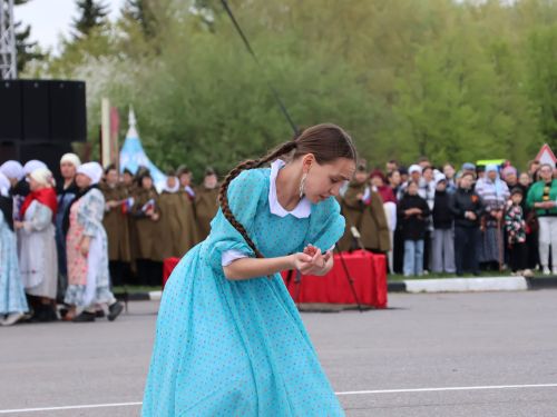 Җиңү килде җирне нурга күмеп, Шатлык белән күзне чылатып!