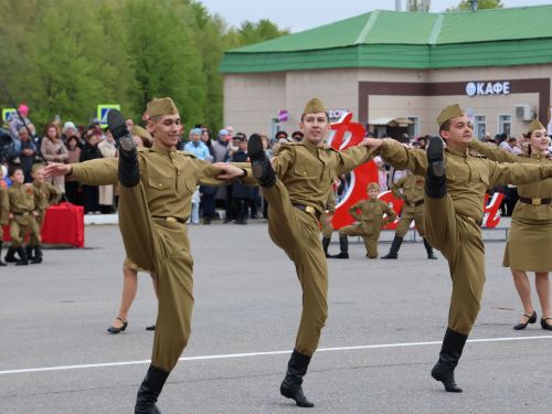 Җиңү килде җирне нурга күмеп, Шатлык белән күзне чылатып!