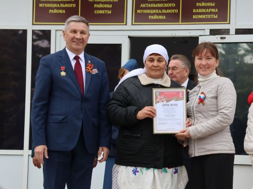 Җиңү килде җирне нурга күмеп, Шатлык белән күзне чылатып!