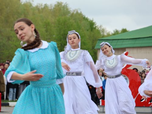 Җиңү килде җирне нурга күмеп, Шатлык белән күзне чылатып!