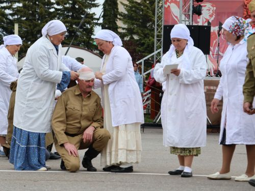 Җиңү килде җирне нурга күмеп, Шатлык белән күзне чылатып!