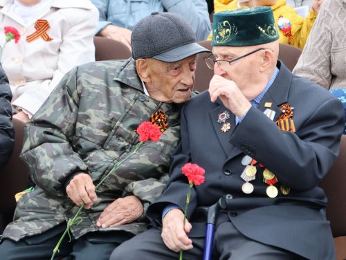 Җиңү килде җирне нурга күмеп, Шатлык белән күзне чылатып!