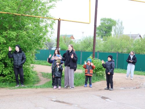 Җиңү килде җирне нурга күмеп, Шатлык белән күзне чылатып!