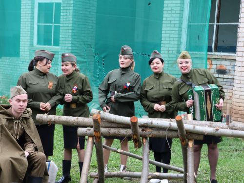Җиңү килде җирне нурга күмеп, Шатлык белән күзне чылатып!
