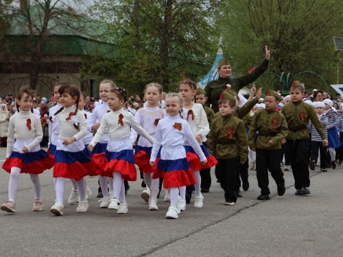 Җиңү килде җирне нурга күмеп, Шатлык белән күзне чылатып!