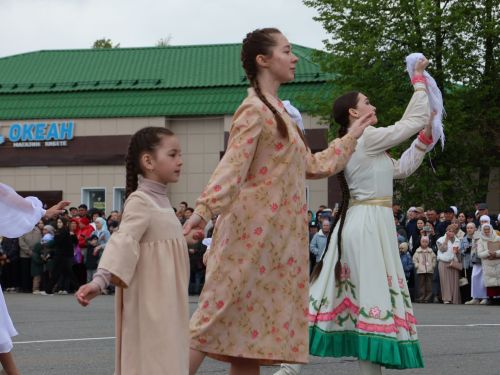 Җиңү килде җирне нурга күмеп, Шатлык белән күзне чылатып!