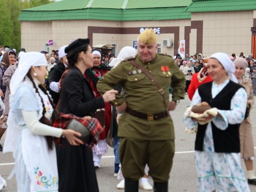 Җиңү килде җирне нурга күмеп, Шатлык белән күзне чылатып!