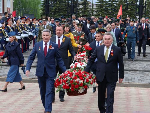 Җиңү килде җирне нурга күмеп, Шатлык белән күзне чылатып!