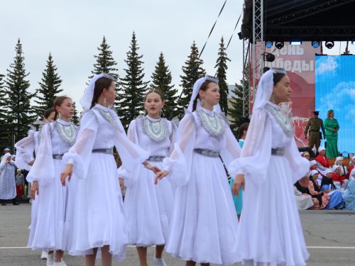 Җиңү килде җирне нурга күмеп, Шатлык белән күзне чылатып!