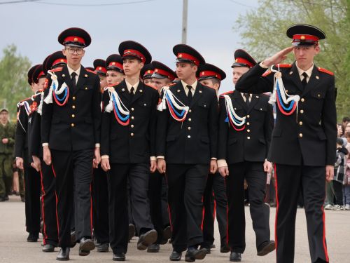 Җиңү килде җирне нурга күмеп, Шатлык белән күзне чылатып!