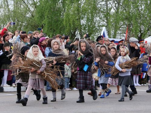 Җиңү килде җирне нурга күмеп, Шатлык белән күзне чылатып!