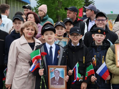 Җиңү килде җирне нурга күмеп, Шатлык белән күзне чылатып!