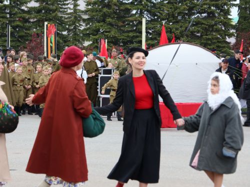 Җиңү килде җирне нурга күмеп, Шатлык белән күзне чылатып!
