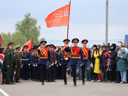 Җиңү килде җирне нурга күмеп, Шатлык белән күзне чылатып!