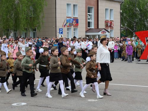 Җиңү килде җирне нурга күмеп, Шатлык белән күзне чылатып!
