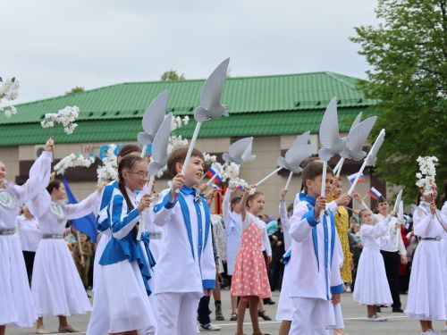 Җиңү килде җирне нурга күмеп, Шатлык белән күзне чылатып!