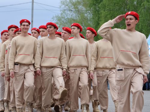 Җиңү килде җирне нурга күмеп, Шатлык белән күзне чылатып!
