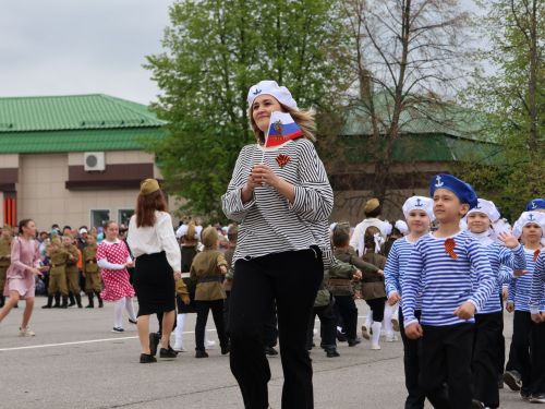 Җиңү килде җирне нурга күмеп, Шатлык белән күзне чылатып!