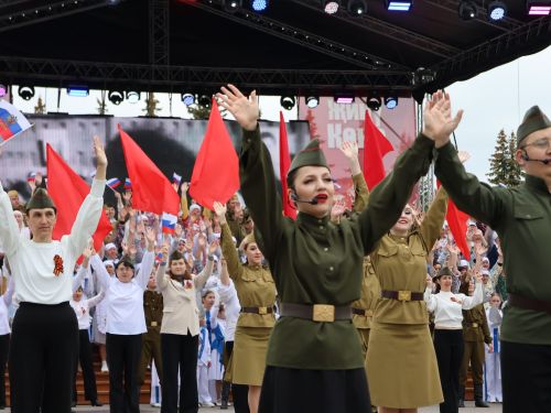 Җиңү килде җирне нурга күмеп, Шатлык белән күзне чылатып!