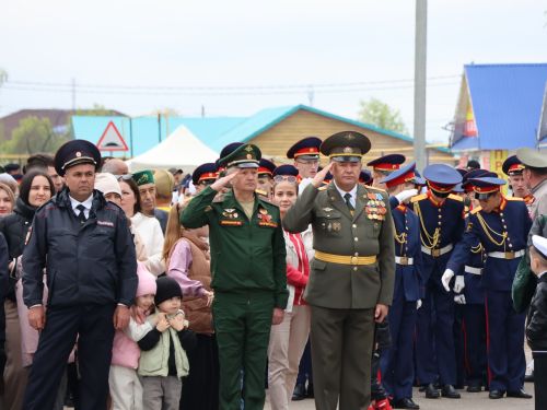 Җиңү килде җирне нурга күмеп, Шатлык белән күзне чылатып!