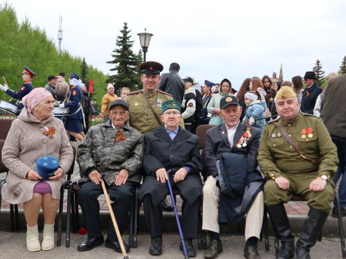 Җиңү килде җирне нурга күмеп, Шатлык белән күзне чылатып!