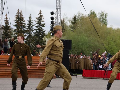 Җиңү килде җирне нурга күмеп, Шатлык белән күзне чылатып!