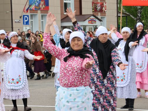 Җиңү килде җирне нурга күмеп, Шатлык белән күзне чылатып!