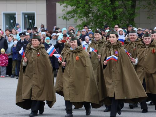 Җиңү килде җирне нурга күмеп, Шатлык белән күзне чылатып!