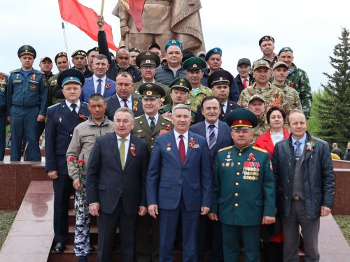 Җиңү килде җирне нурга күмеп, Шатлык белән күзне чылатып!